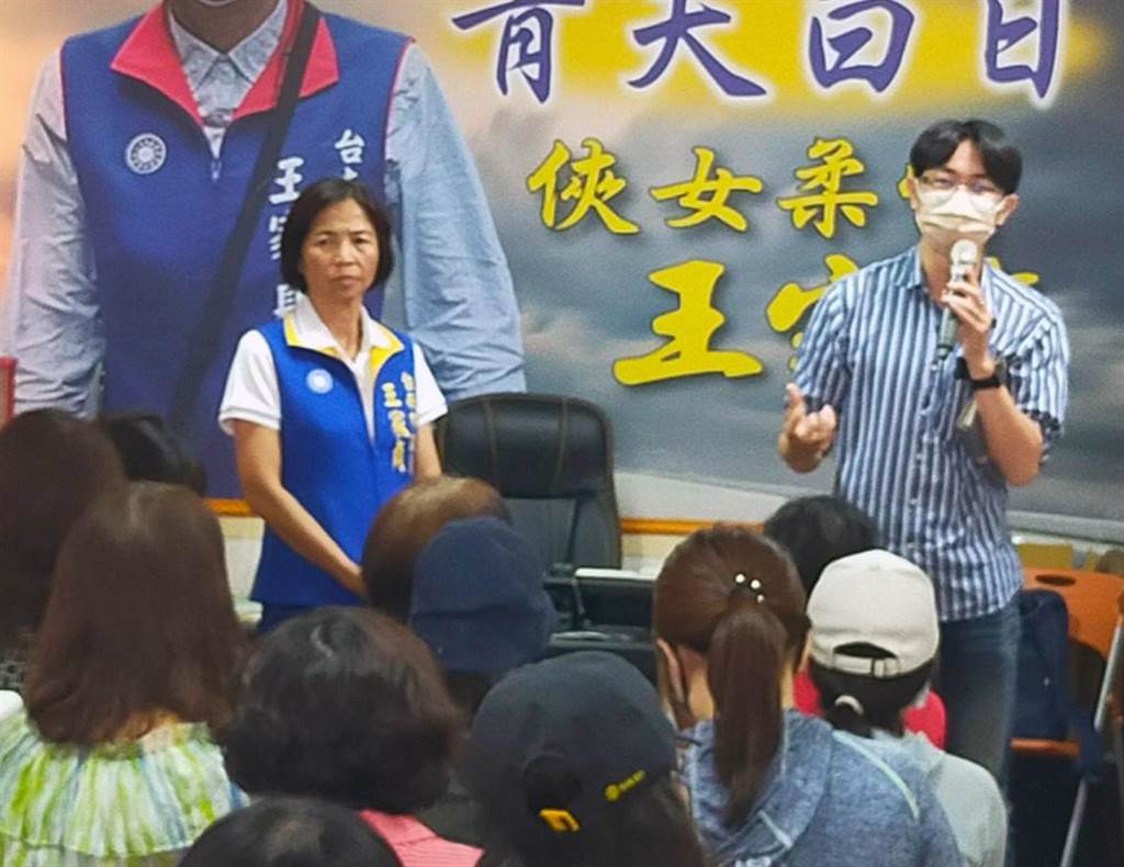 台南市警第一分局偵查隊副隊長邱聰憲（右）給予被害人法律建議  圖／王家貞提供